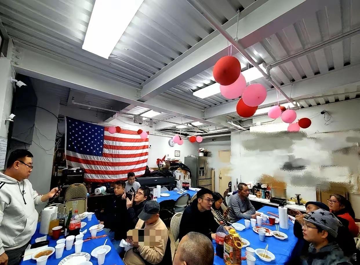 看到这张“美国地下室年度晚宴”的现场图，我是真没绷住，甚至觉得有点魔幻。每桌标配