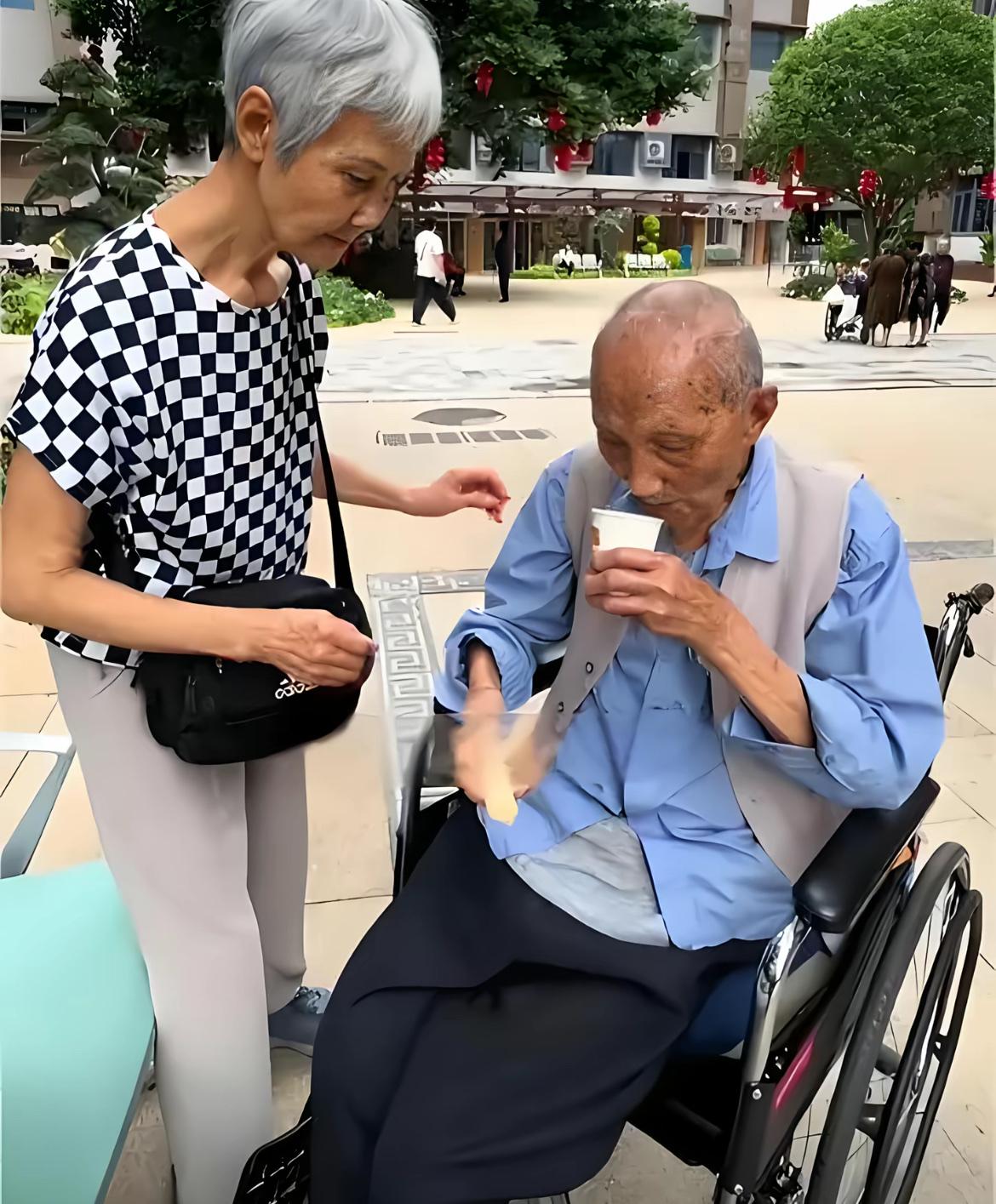 “泪目！四川78岁女儿送104岁老父亲去养老院，哭着说‘爸，我真不想送你’，