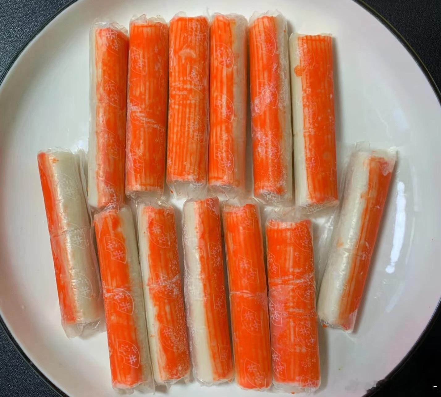 蟹棒的塑料膜是可以直接煮的，这下放心了