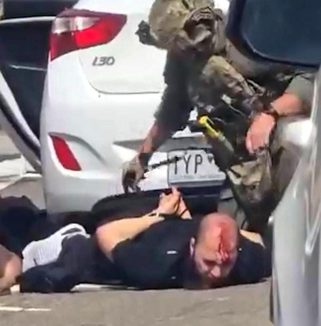 我跟你说，这剧本，放电影里都嫌它太离谱。前一天，澳洲警察还是全网夸的英雄，防暴