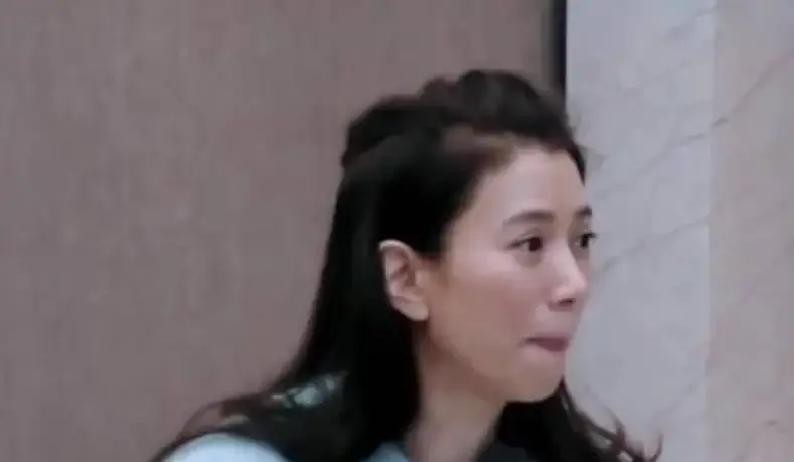 包文婧在综艺里说包贝尔比金城武帅，袁咏仪当场愣住，问她你到底看上他哪里了。袁咏仪问完，全场安静了几秒