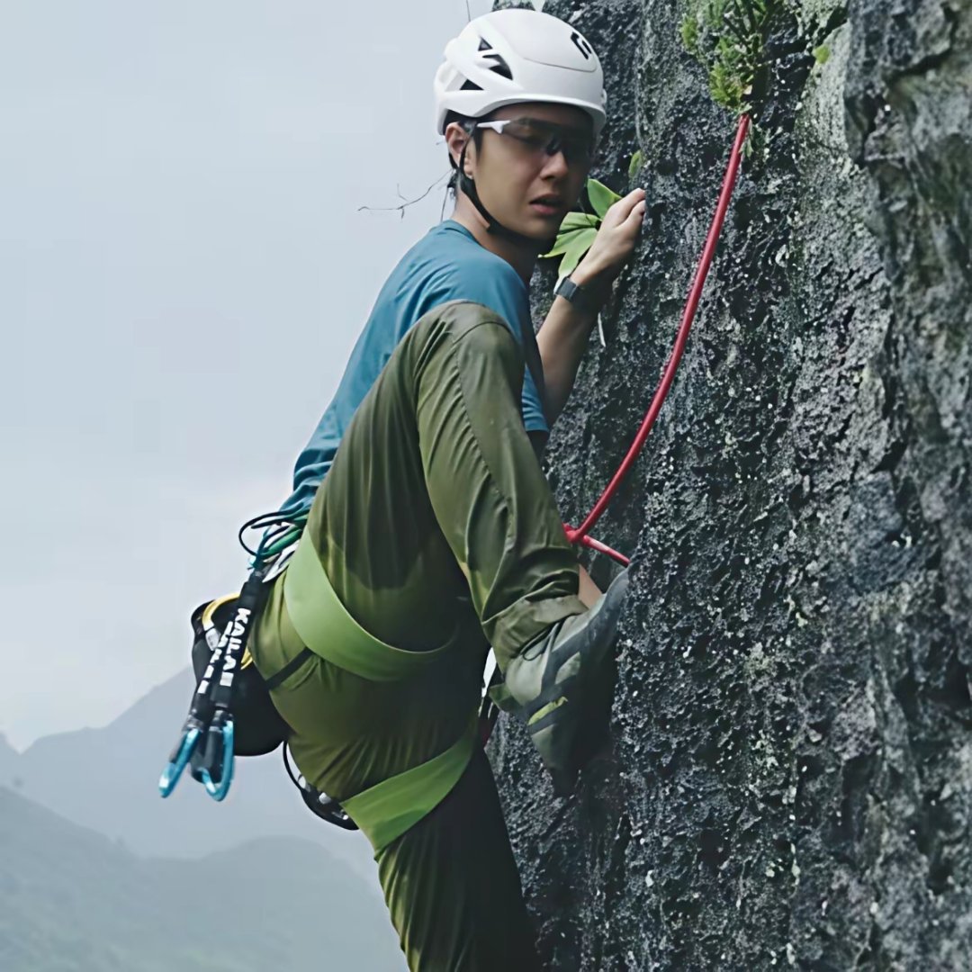 看到王一博徒手攀岩落水刚开始我以为他是手滑没抓稳后来我以为他是为了博眼球，直到我