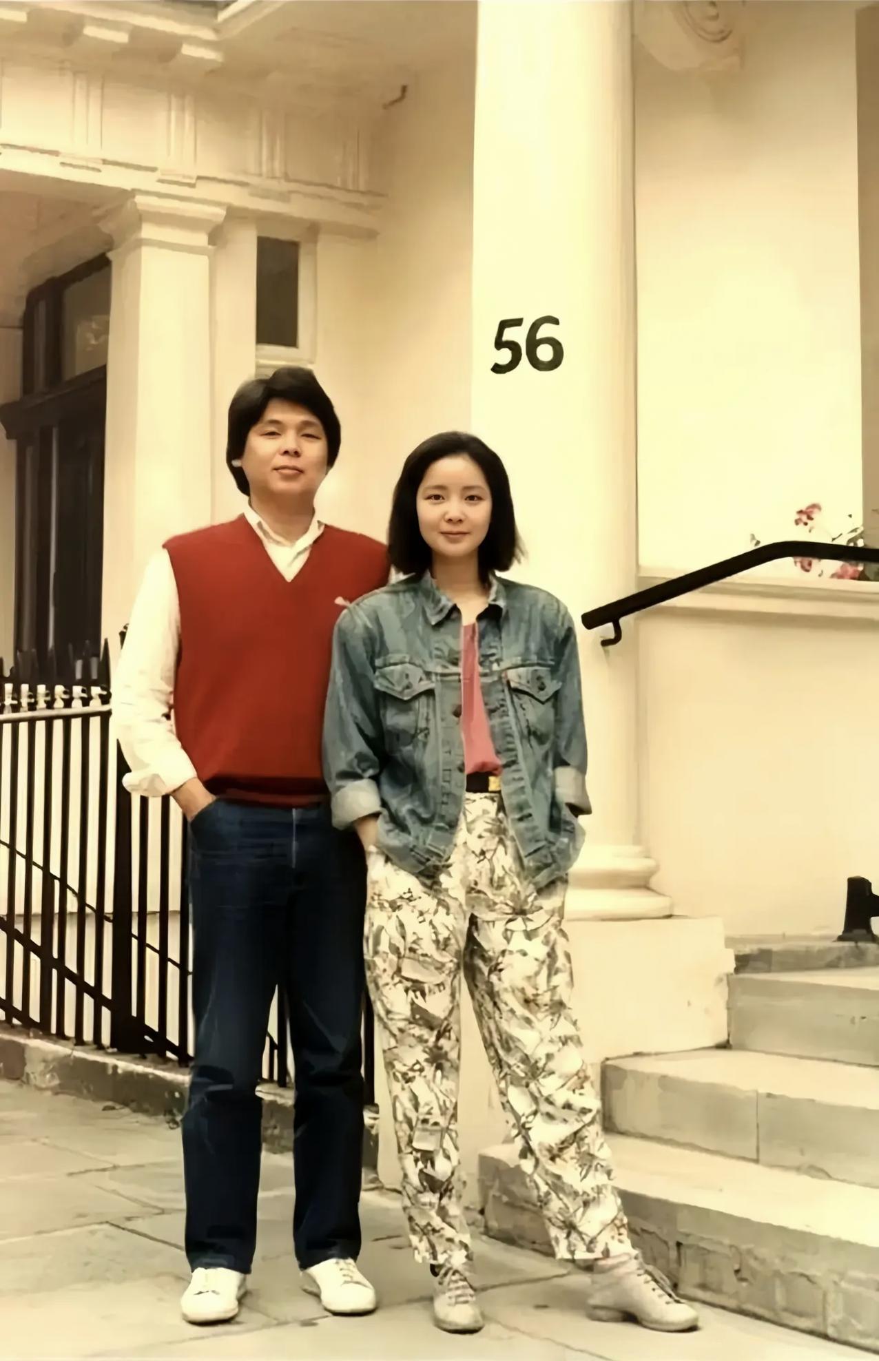 1984年，伦敦，当时邓丽君刚过完31岁生日，弟弟邓长禧也满30岁，眉眼间的相