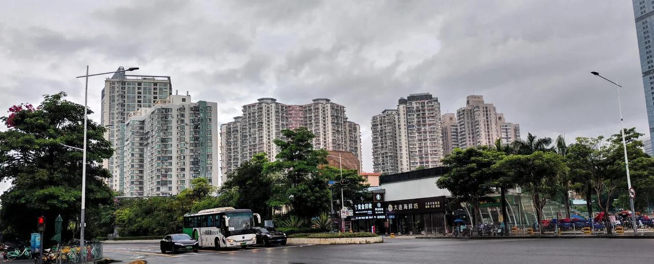 近日，20岁小刘去某地出差，办理完酒店入住。往床上一躺，就开始有了非分之想。心