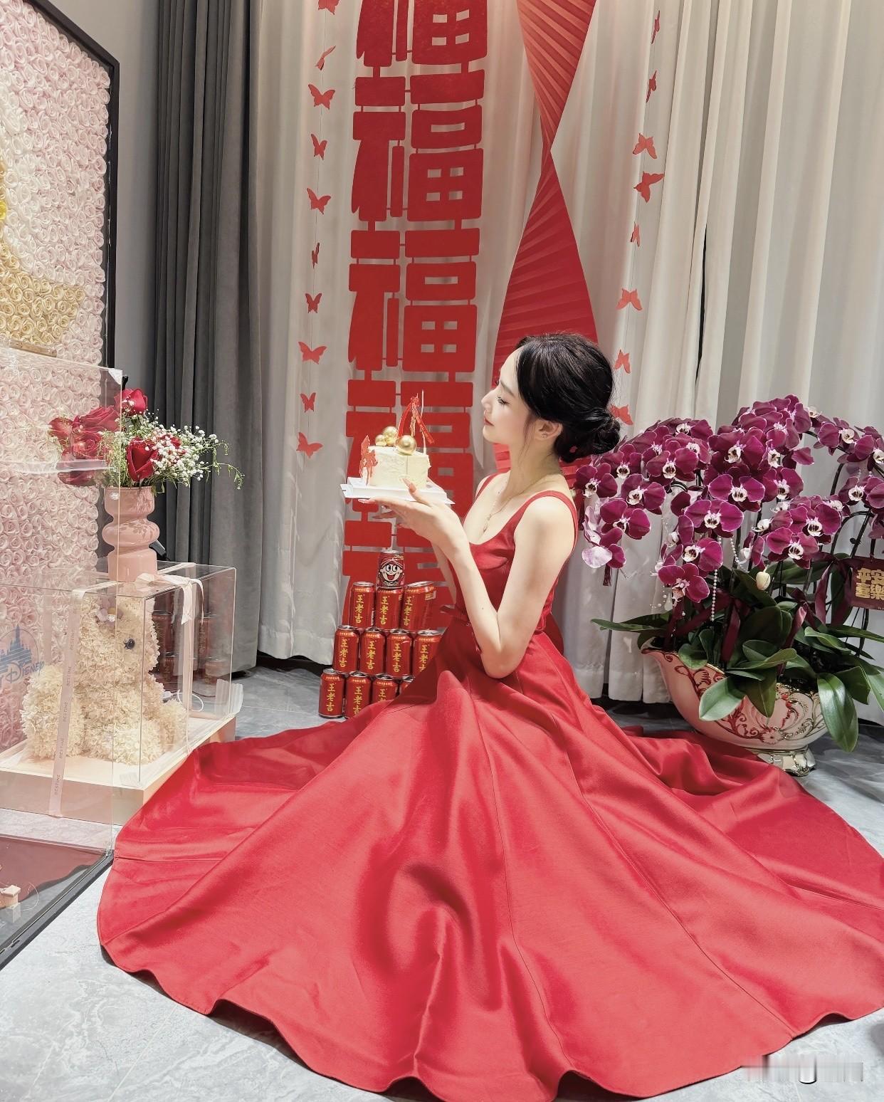 如何穿搭显得淑女一点红衣美人倚，花影入梦来。