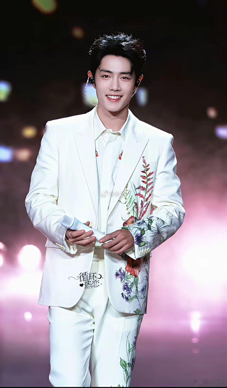 吃了一个瓜，说最近有不少导演都去小城良方剧组探班，说是带着项目去的，想要抢占肖战