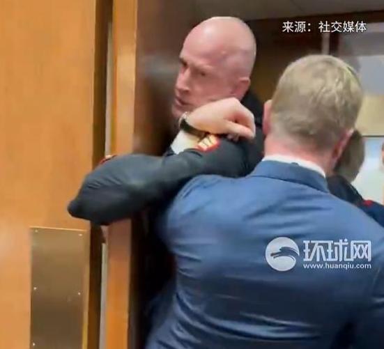 美国贸然发动对伊朗的军事打击，本想帮以色列清除“威胁”，最终却落得双输下场，还连