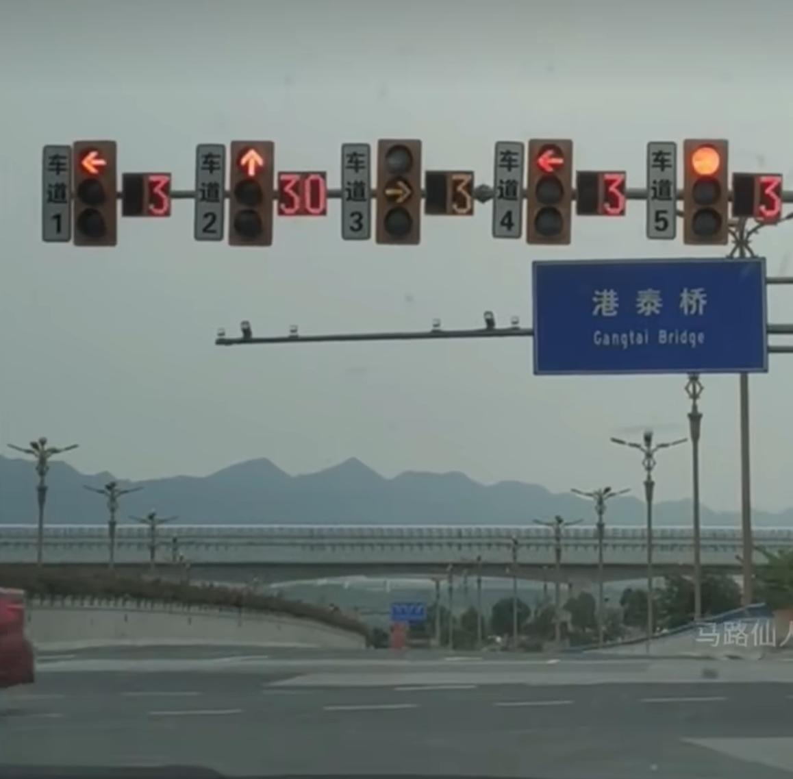 五个红绿灯四个方向，大家遇到过这么奇葩的路吗。🥲🥲🥲