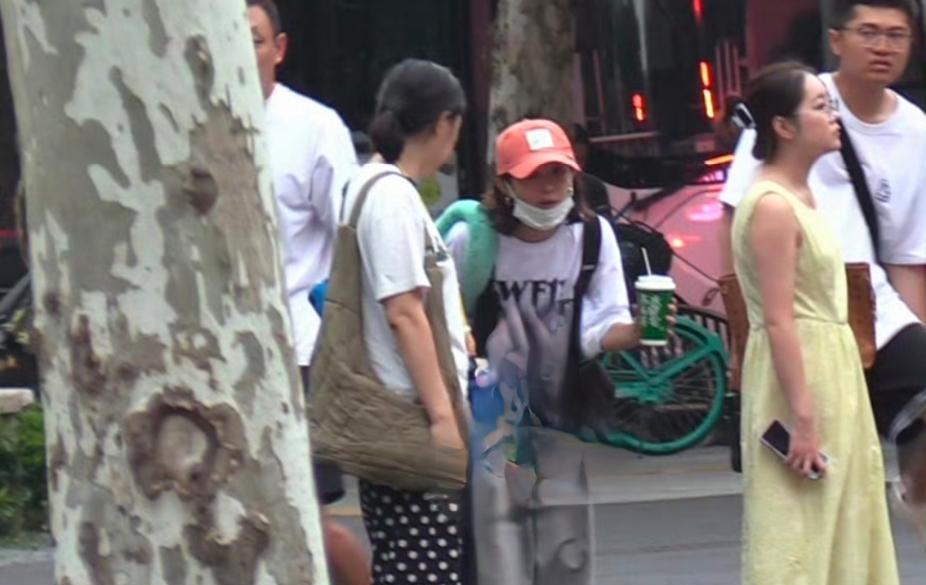 赵丽颖牵着6岁的儿子想想过马路，小家伙已经长到快齐妈妈肩头的高度，模样格外可爱。