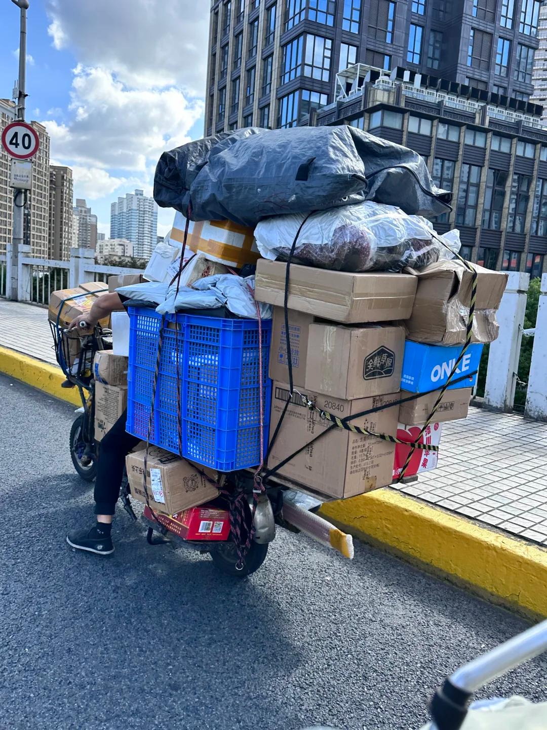说个最近才琢磨过来的事：外卖和快递这两拨人，其实一直在给我们普通人兜底。投诉