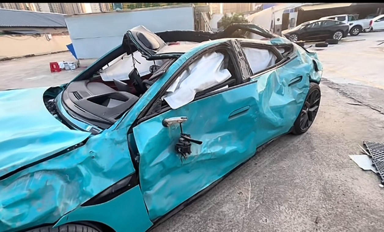 [？？？]这对吗？虽然不知道老哥是怎么开的车……但是这也太离谱了这个样子车门还能
