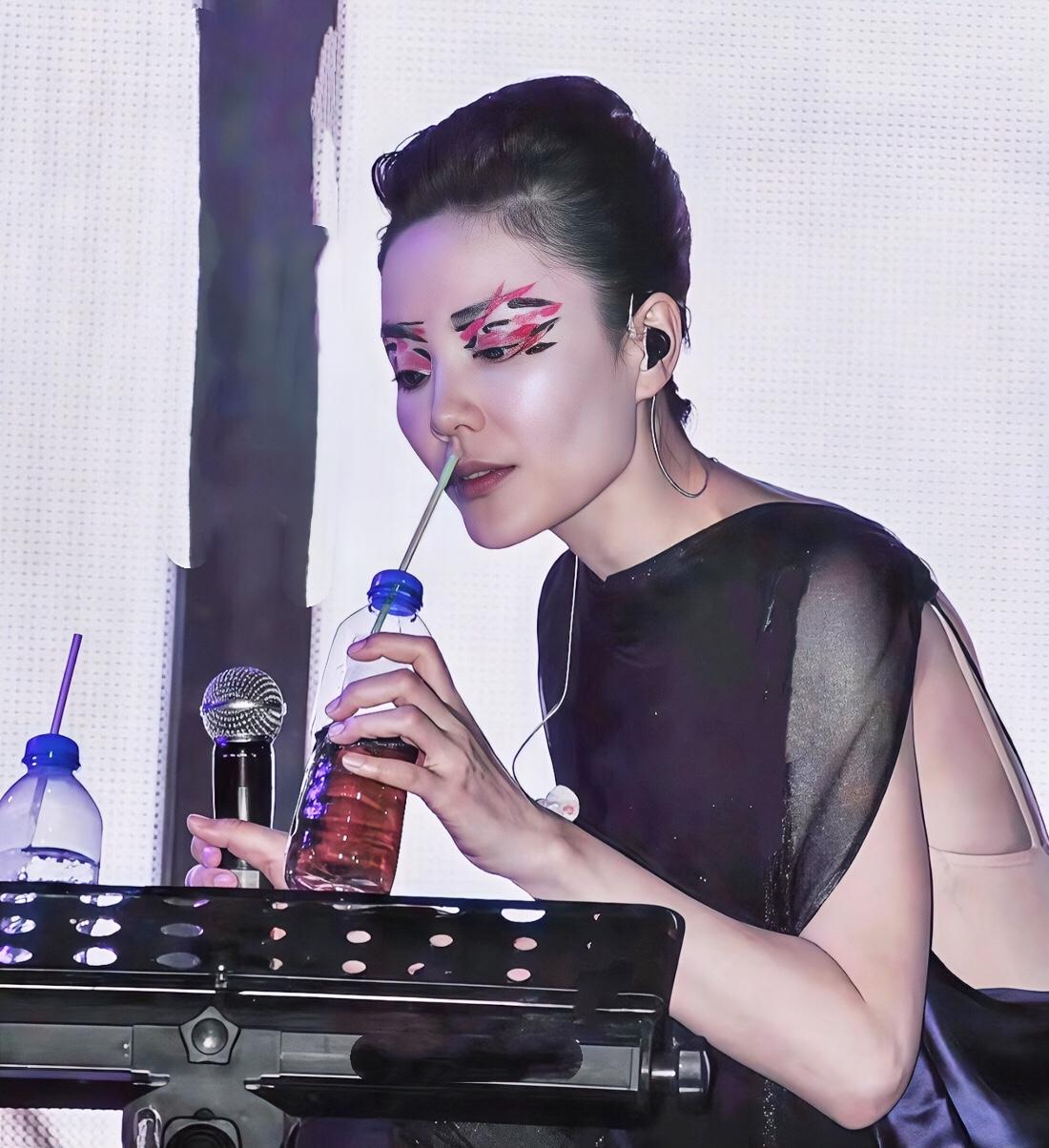 她喝的是神仙水吗？她好喜欢在眼妆上搞创新呀，好像一直都是眼妆很有特色娱乐