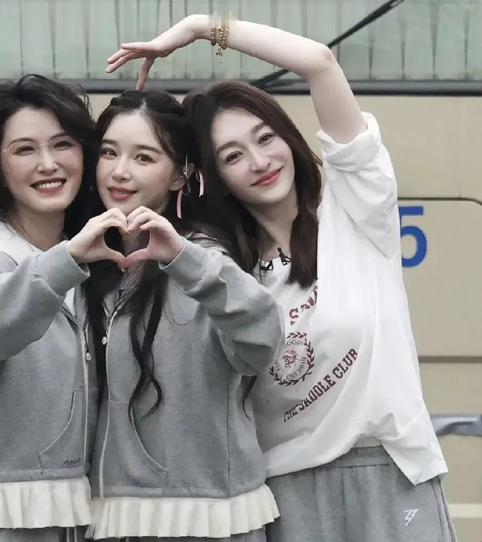 看这组合影，我信了群众眼睛是雪亮的，50岁李小冉是年龄最长的，确是最显年轻的。