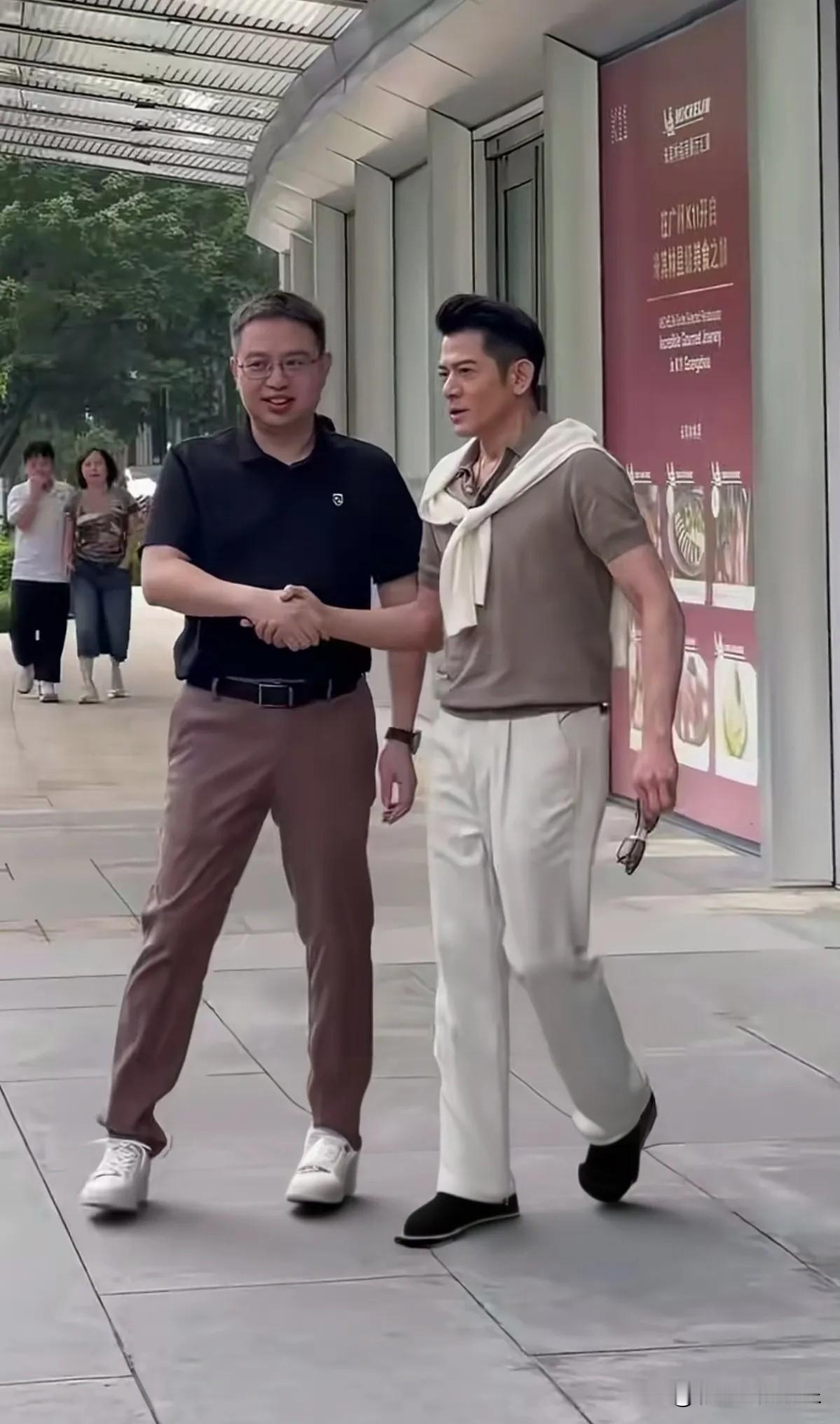 60多岁郭富城看起来太年轻了，像四十几岁的人，身材很好体态也好，意气风发没有一根白头发。郭富城太会保