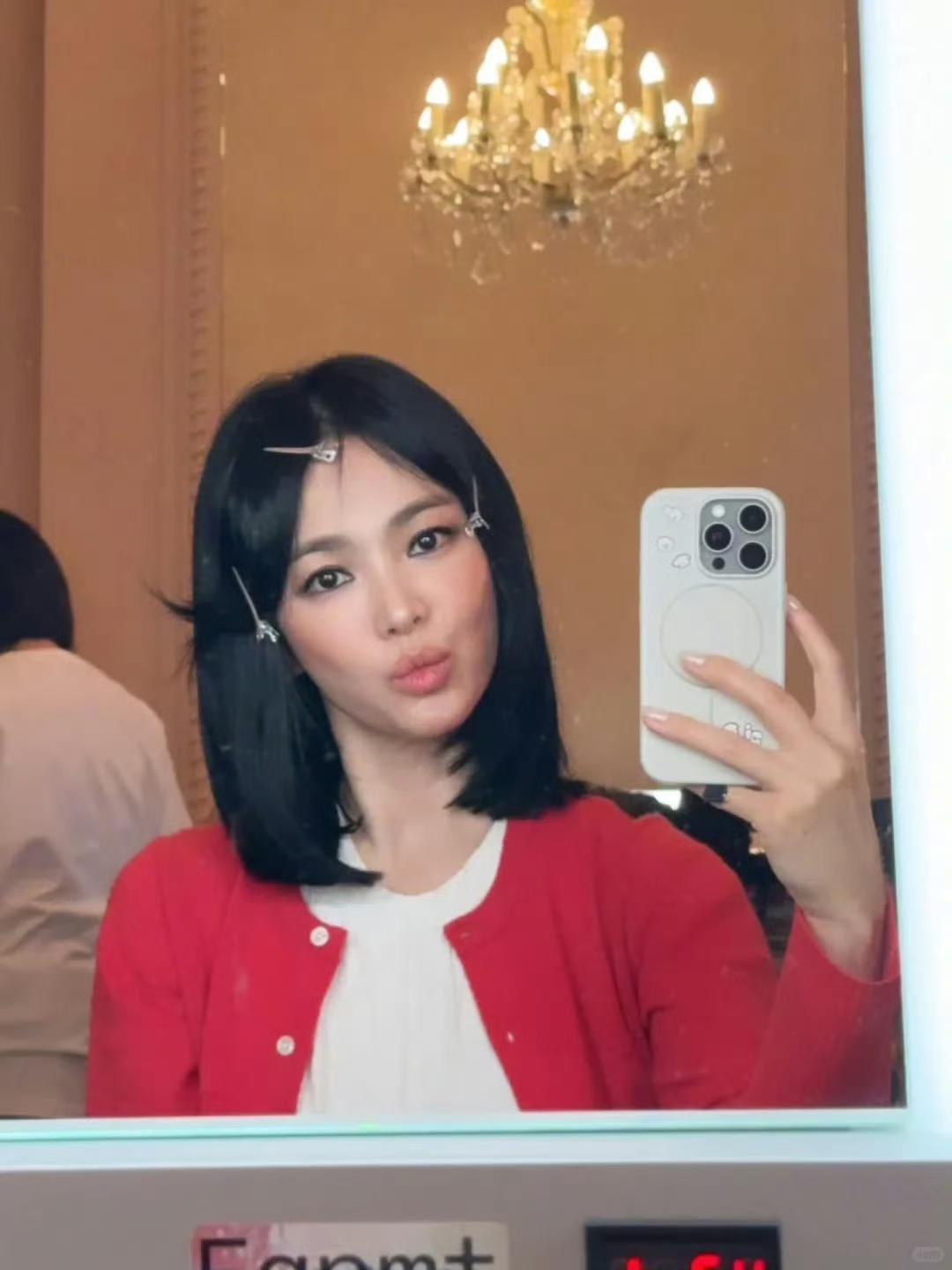 宋慧乔更新ins。年纪大了戴这种透明眼镜好像老花镜​​​