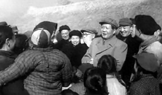 毛主席去北戴河游泳，在河里遇上一名渔夫，渔夫没认出他，以为他只是普通老者，便和他