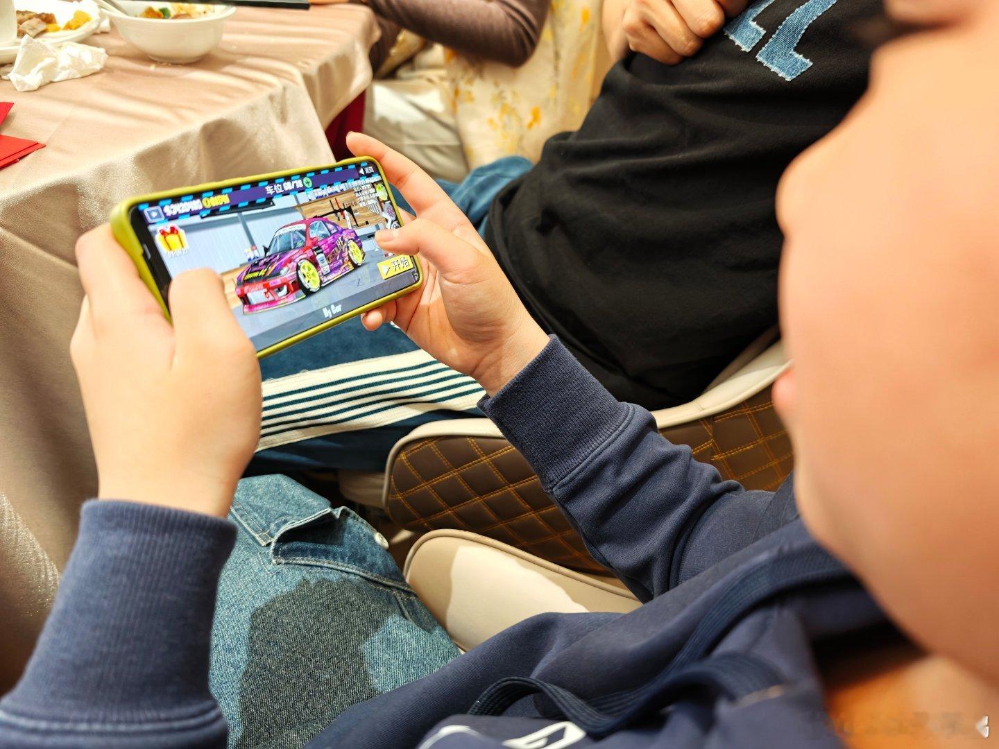 万能的比亚迪车机啊，很多手机系统都装不了的FRLegend游戏，竟然能在车上安