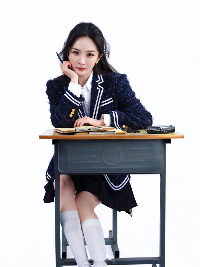 穿蓝白色校服，元气减龄俏丽多姿——杨幂。每日明星美图分享