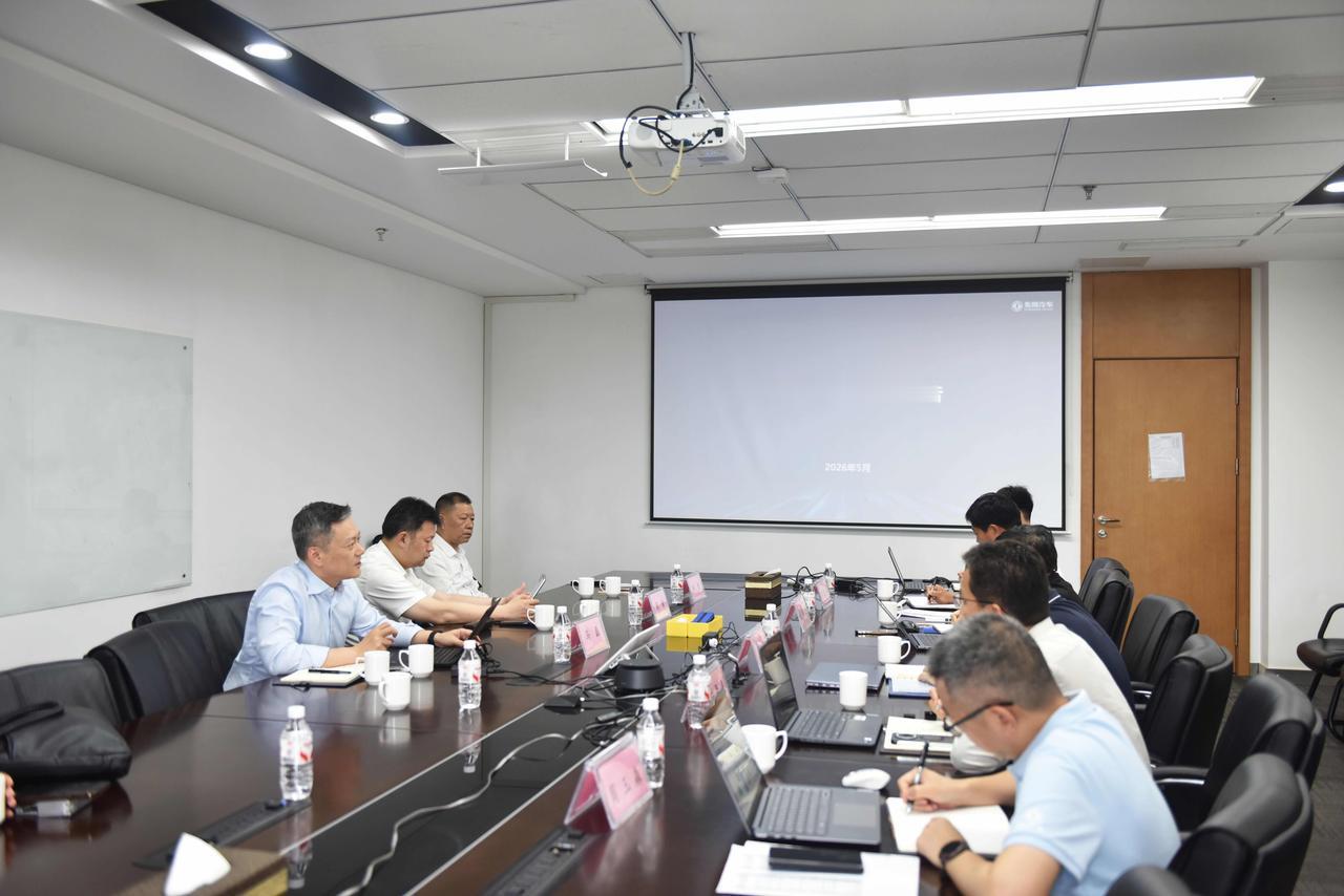 郑州日产汇报会东风杨青靠边坐郑州日产经营情况汇报会上，东风汽车集团董事长杨青