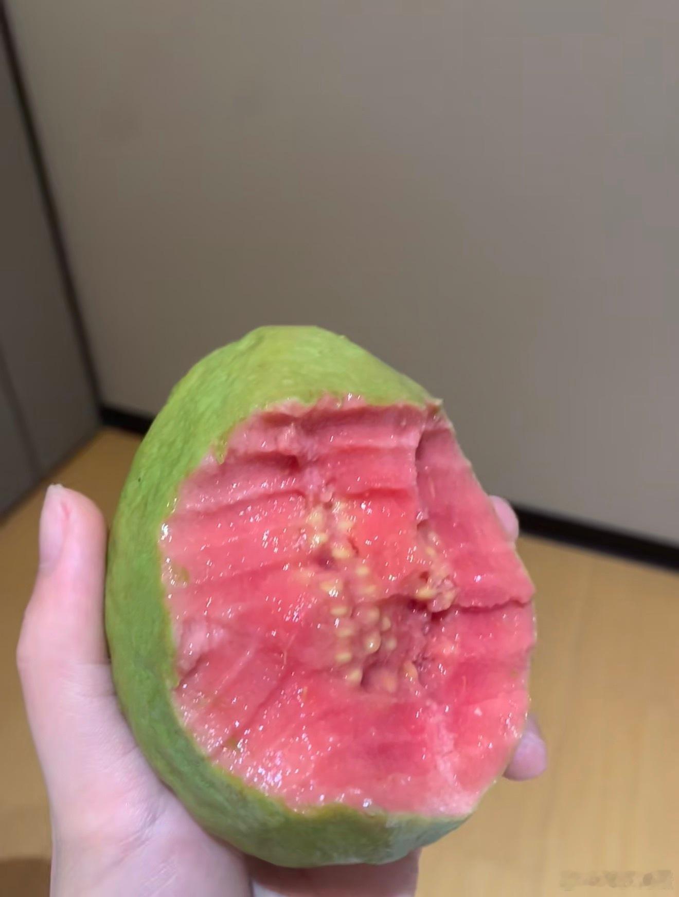 很火但实际很难吃的水果，那必须提名芭乐，我记得之前也没有那么火啊，这几年突然开始