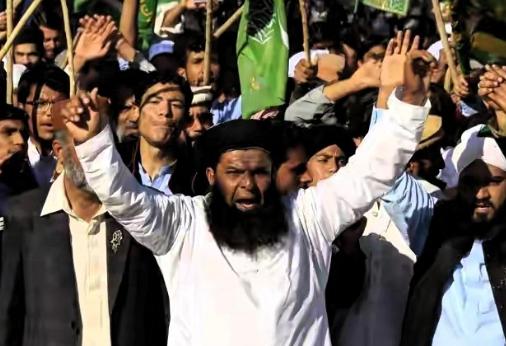 全世界的穆斯林，差不多十个人里就有九个是逊尼派，什叶派只是极少数。反观伊朗，偏生