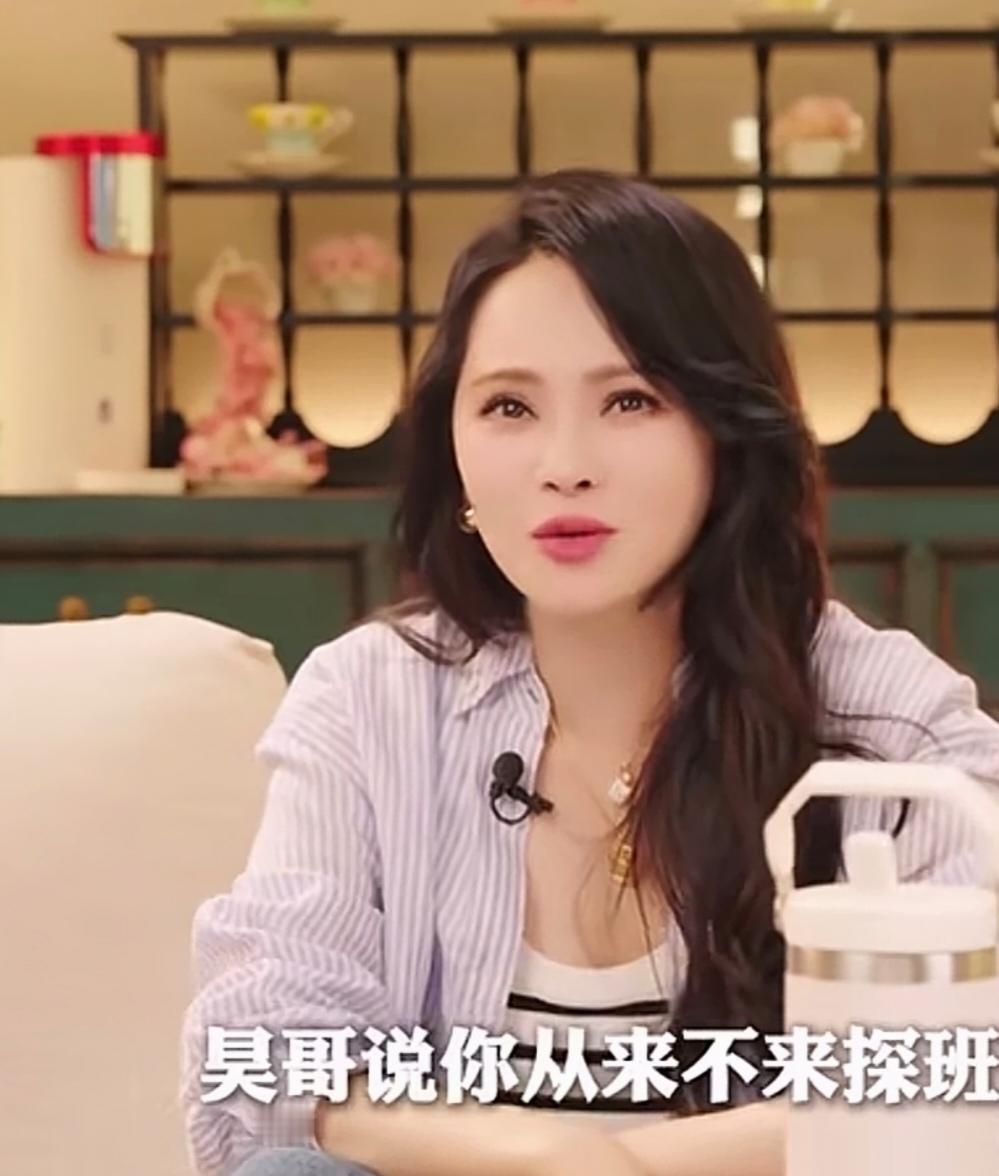 伊能静谈婚姻，说:“每次秦先生喝醉了打电话给我，各个导演各个制片人在旁边直接说
