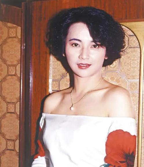 1989年，金马影后胡慧中，被吕小龙骗去拍摄《鬼狐》，拍摄时吕小龙私自加大尺度吻