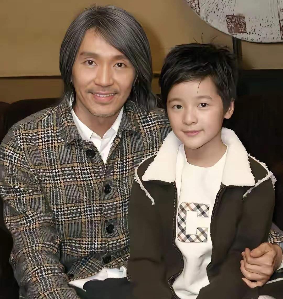 2008年，主持人问周星驰:“听说你把徐娇收做干女儿了？”周星驰说:“假如有一天