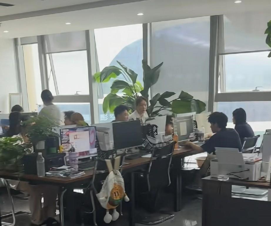 因为员工关系hr没有及时更新员工花名册，但是上个月有一个已经离职员工的社保没有及