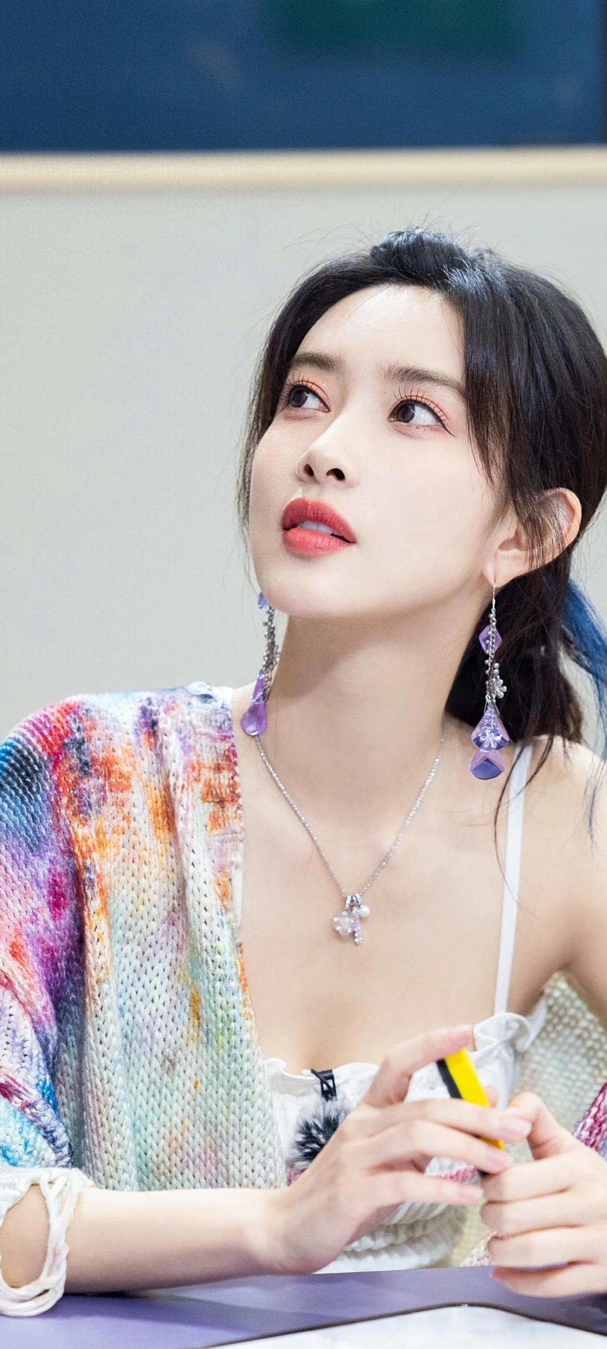 1.有狗仔爆料李昀锐和孟子义是真的，两人感情很稳定，还呼吁CP粉少打扰，他俩确