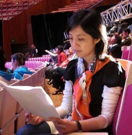 这一位央视主持人不化妆都这么的美，看起来比素颜的董卿漂亮多了。能第一眼就认出她的