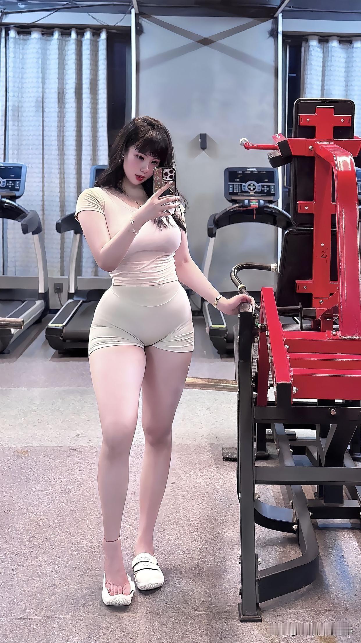 你今天健身打卡了吗？汗水是成长的印记，每一次深蹲都在塑造更坚定的自己。健身房里的