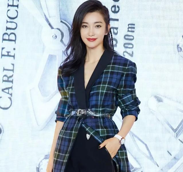 李冰冰开出10万月薪招聘保姆，一个保姆来应聘，把菜洗得干干净净。李冰冰只看了一眼