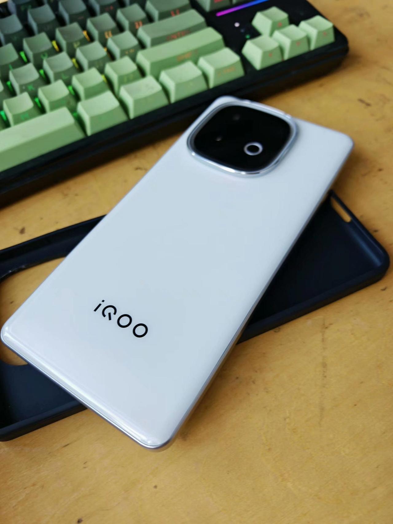 iQOOZ10Turbo+六边形战士石锤了。8000mAh大电池，天玑940