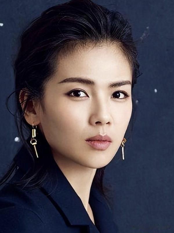 镜头前她是气场全开的实力派演员，生活里是从容舒展的温柔女性，刘涛以坚韧与通透，在