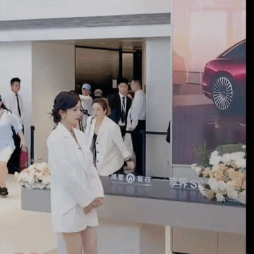 杨幂离着老远就伸出双手等着余承东，跟他谦逊的弯腰握手，整个过程有礼且周到；刘亦菲