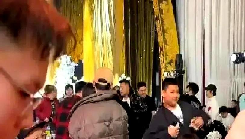 郭德纲9岁的儿子，当着几万人的面，直接把德云社的封箱舞台给拒了。全场观众扯