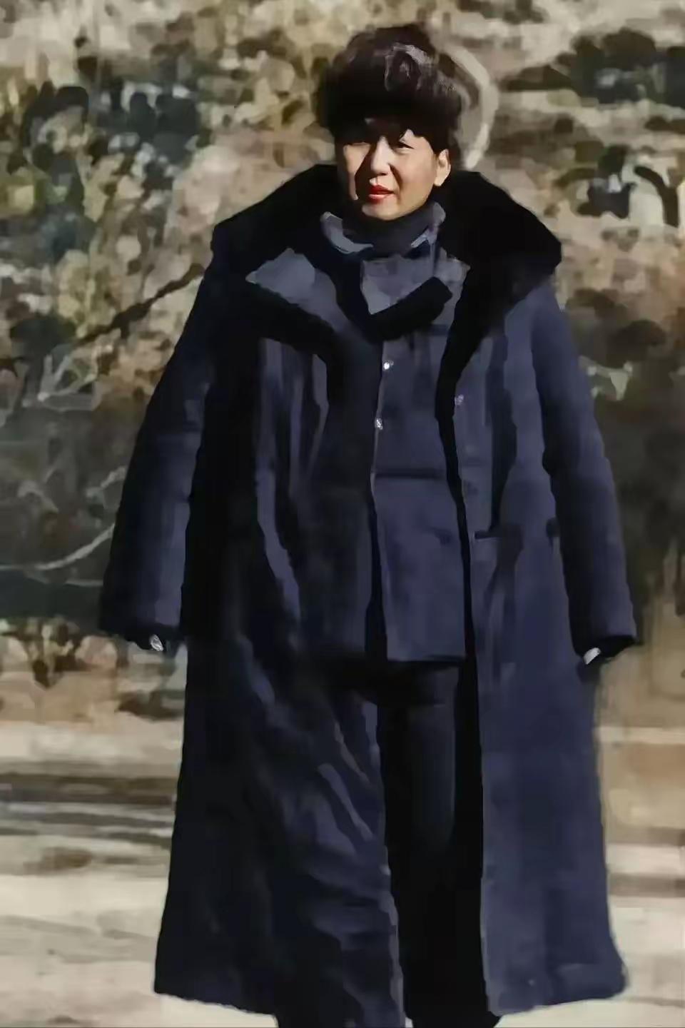 这张毛主席的照片令人震撼，挺拔的身姿，炯炯有神的双眼，一看就是领袖。浩然正气，气