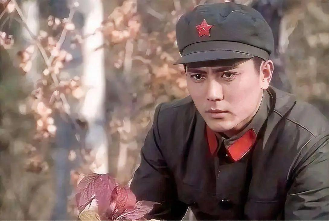 曾是北影厂第一美男，迷倒万千少女，7年婚姻无儿无女，如今68岁满头白发身材发福，