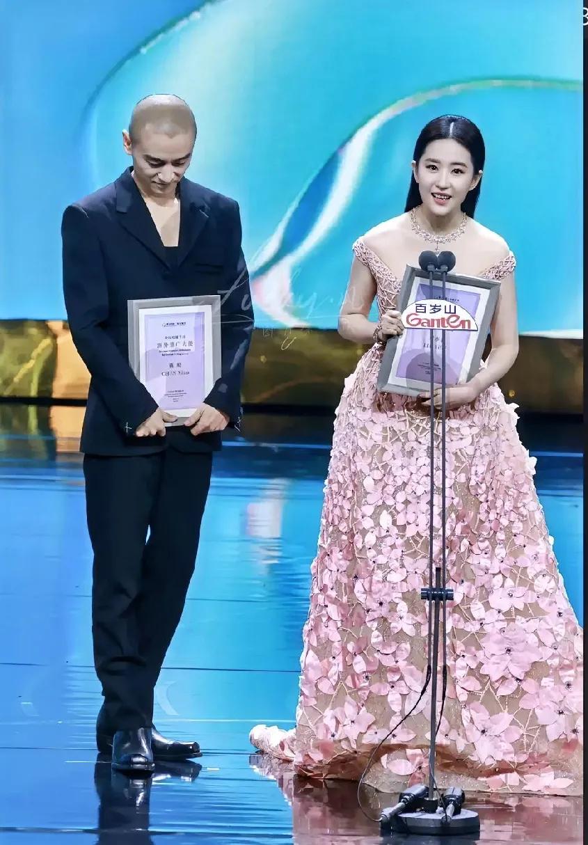 刘亦菲身边的女孩很给力。即使和刘亦菲合影也不相上下，她旁边的应该是胡歌。她穿