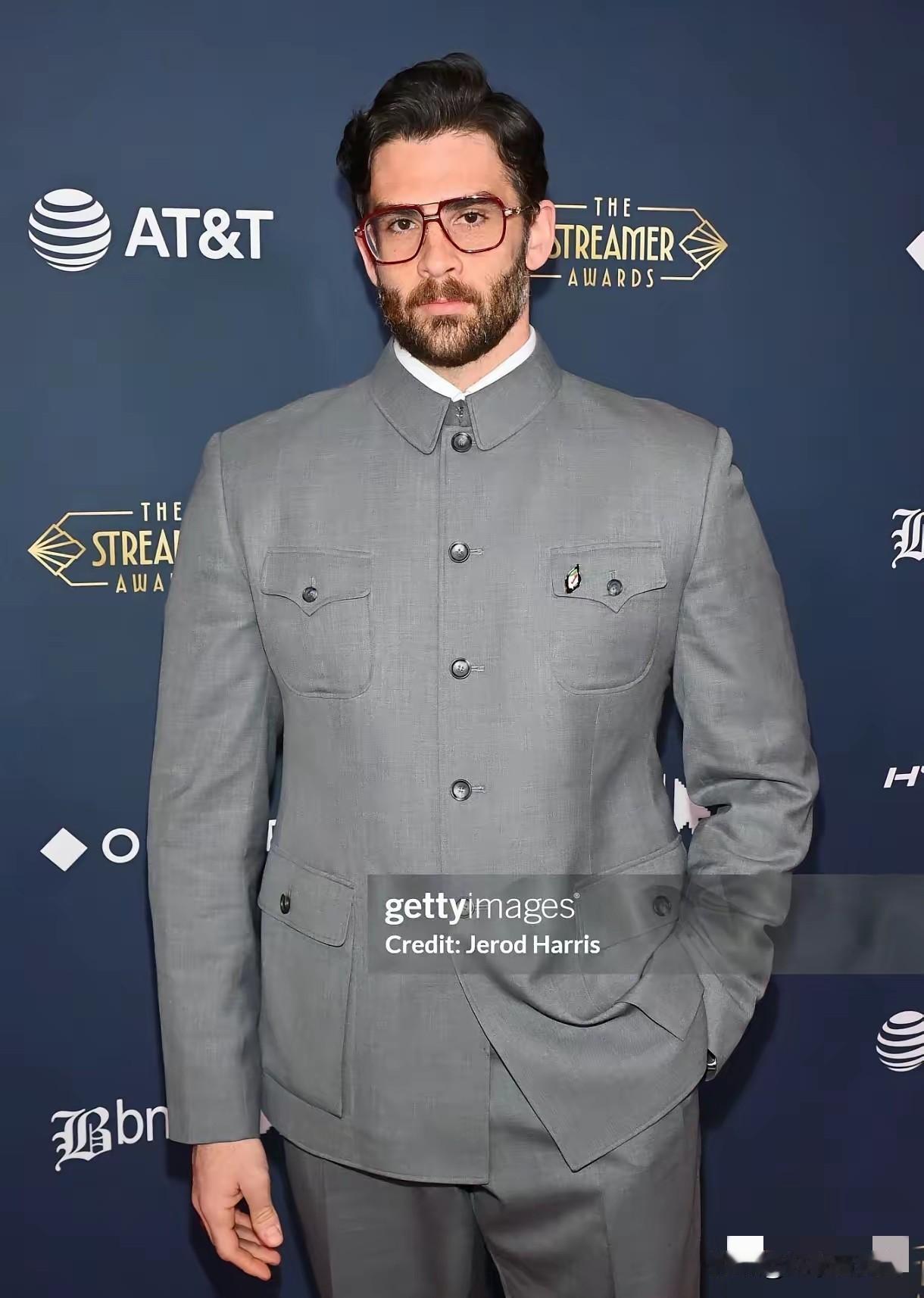 这美国博主挺有意思——先去天安门看升国旗，说感受到荣誉感，觉得中国这样的社会