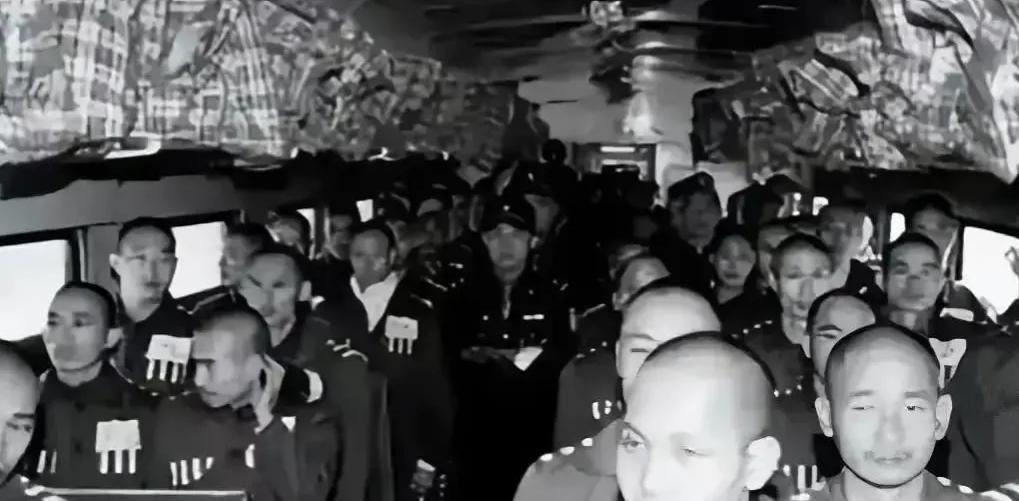 1983年严打，抓的人太多了，监狱装不下，国家决定把判了长刑的重刑犯，注销城市户