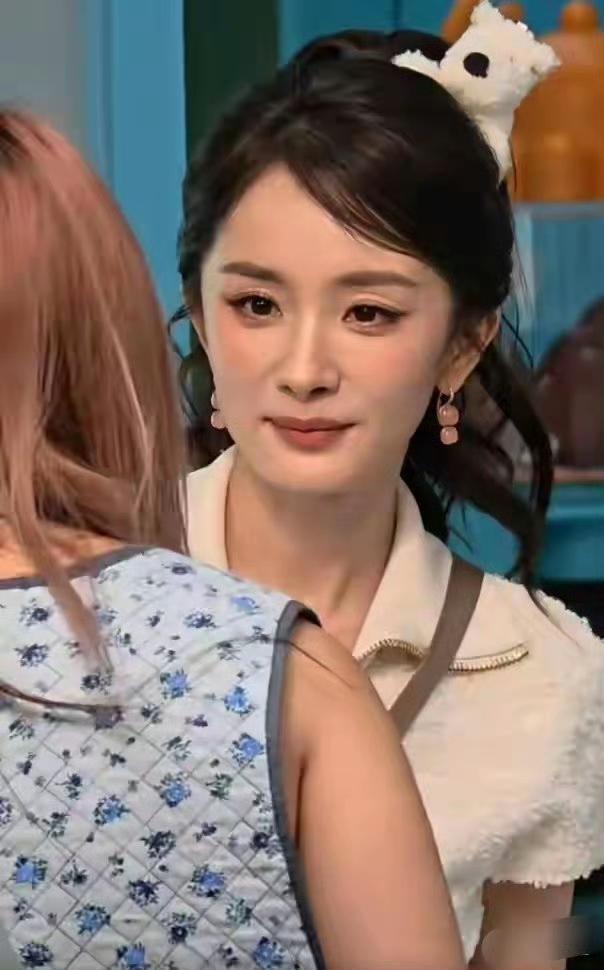 杨幂38岁了穿这么嫩还是很有少女感真的觉得85花这一帮人最有少女感的就