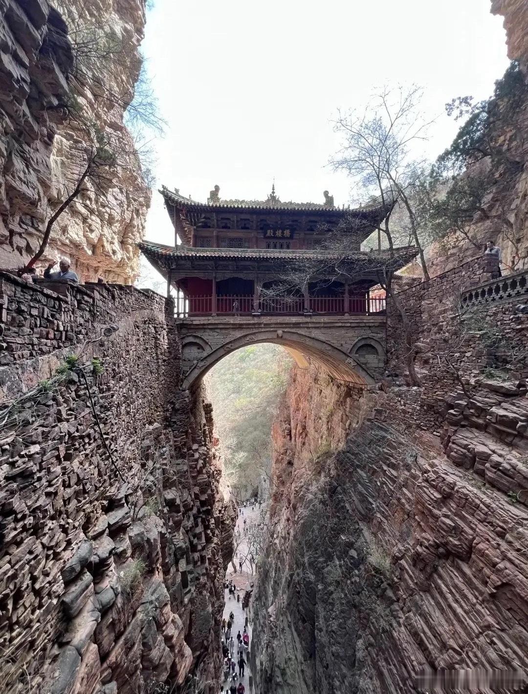 不懂就问，这个建筑是怎么建成的