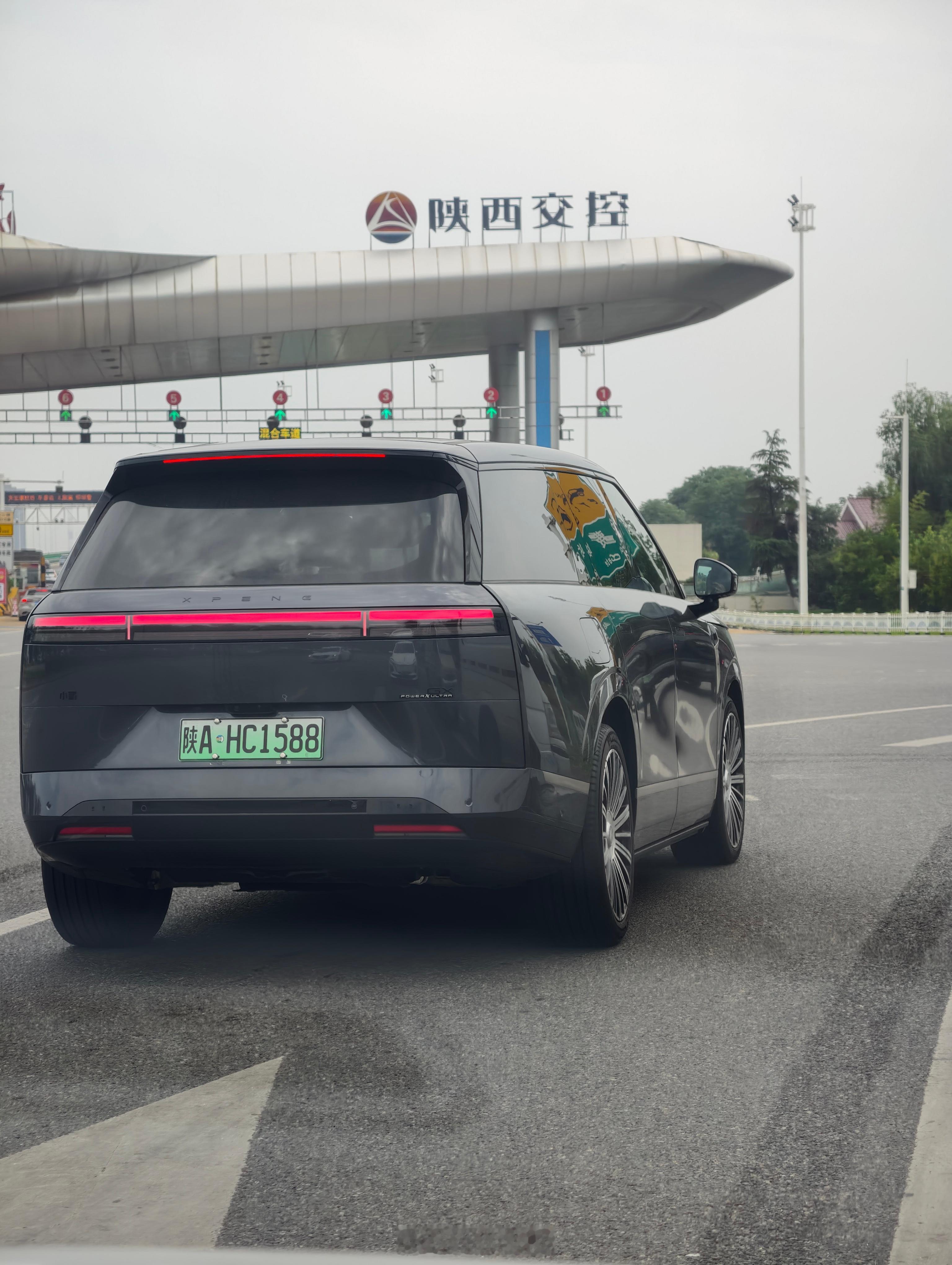 不是，小鹏GX这就交付了吗？我这是往北客站走，试驾车不能往这跑吧？滴滴师傅说这车