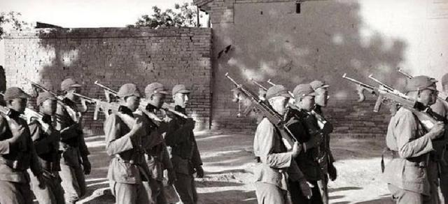 1952年，时任军区副司令员的李文清将军返回了自己的故乡，前妻跪在地上向他道歉，