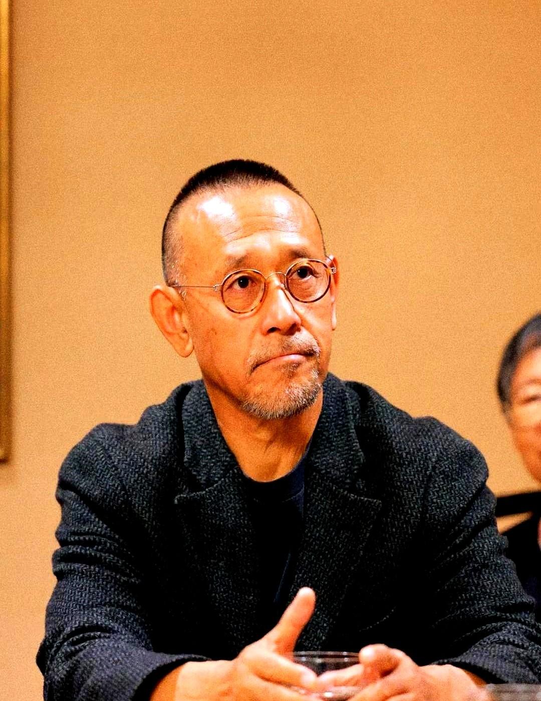 姜文最近出现在洛杉矶，不是度假，是带着项目去的。快六十岁的人了，带着媳妇周韵