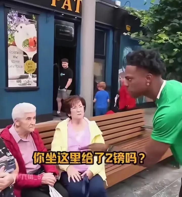 世界上真有走路都要收费的国家吗？答案是：真的有。近期世界级网红“甲亢哥”到爱尔