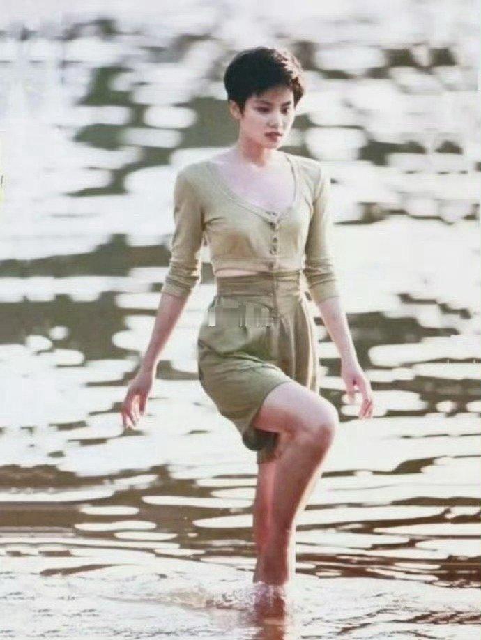 21岁的王菲原来长这样，35年前原来就这么时尚动人了