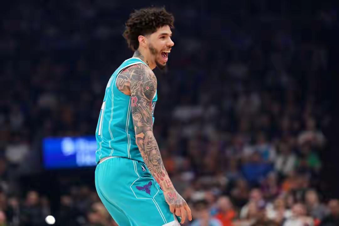 下赛季黄蜂该怎么调整，续约科比怀特，用格威和格林，去换个好锋线。一、黄蜂的阵容